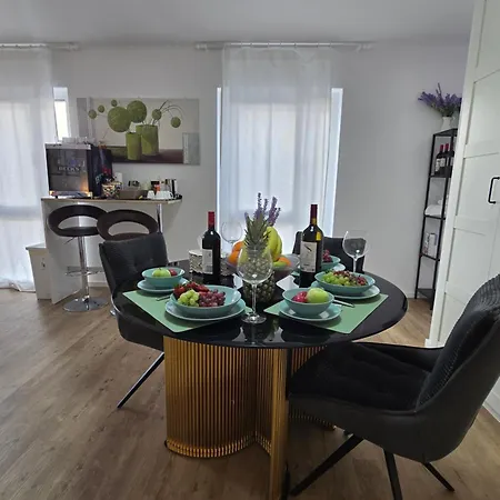 Stilvolle Neubauwohnung Mit Balkon&wlan Διαμέρισμα