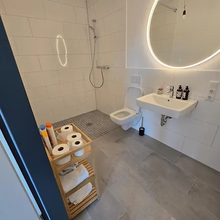 Stilvolle Neubauwohnung Mit Balkon&wlan 公寓