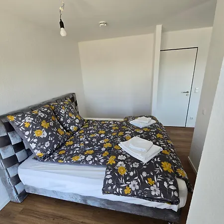 アパート Stilvolle Neubauwohnung Mit Balkon&wlan
