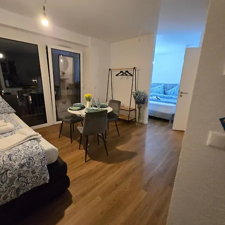 Stilvolle Neubauwohnung Mit Balkon&wlan 公寓